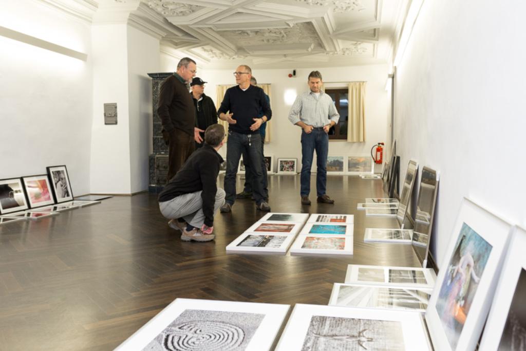 Aufbau der 4. Jahresausstellung „Momente“