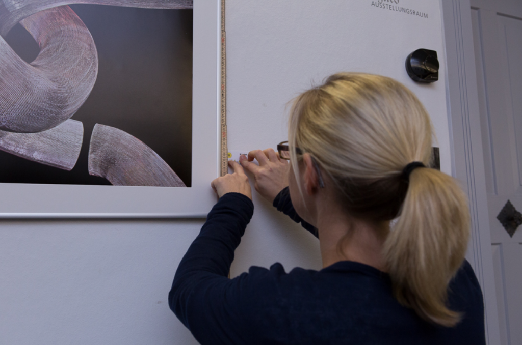 Aufhängen der Ausstellungsbilder