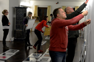 Fotos aufhängen für die Ausstellung