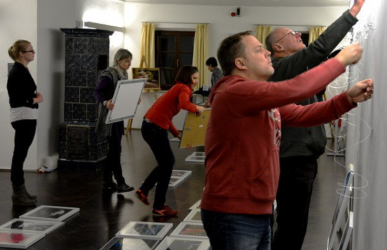 Fotos aufhängen für die Ausstellung