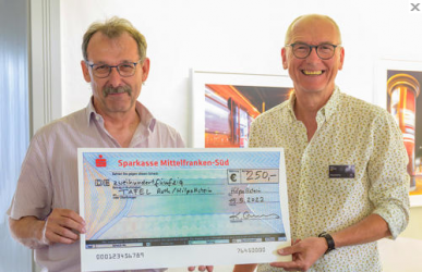 Spendenübergabe der Fotofreunde HIP